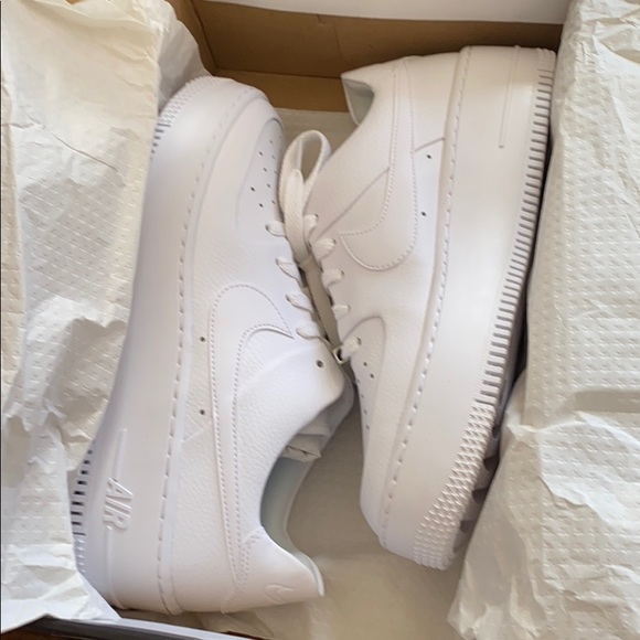 Woman’s Nike Air Force 1 Sage Low Triple White Sz8 - Picture 3 of 7